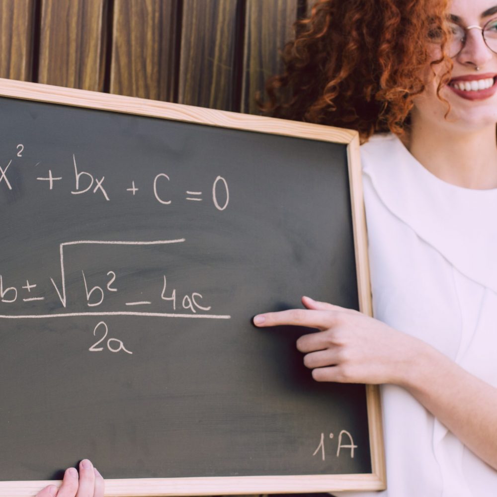 Profesora joven enseñando una lección de matemáticas